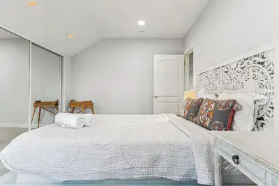 Image de Relaxing Home – ocean views w/hot tub, & short walk to beach!