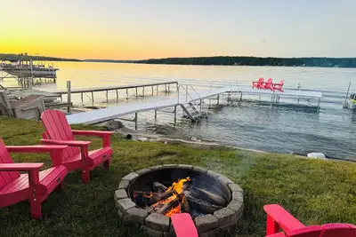 Image de Lakeside, New Large Dock & Mooring Ball. On beautiful Lake Charlevoix 🥂