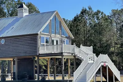 Image de Charming Lakefront Retreat – Cozy, Quiet, and Perfect for relaxation.