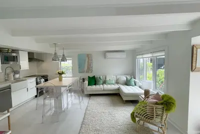 Image de Newly renovated house in Brandt Point, right near town and Children's Beach