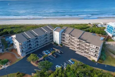 Image de Ocean-side condominium with pool and private beach access