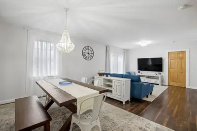 Luxurious and Sunny Apt at Main Street, Meredith
