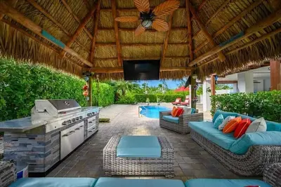 Image de Canal Front, Tiki Hut w\/Tv, Private Pool, Beach!