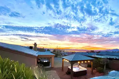 Image de Wknd@Bernies Beautiful Sunset-Water Views, Prvt Heated Hot Tub, Large Game Room!