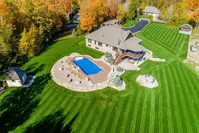 Image de Discover Tranquility: Luxurious 7-Bedroom Lakeside Resort Home in Kawartha