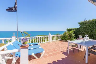 Image de Villa \"12 House in Front of Sea\" avec vue sur la mer, piscine et Wi-Fi