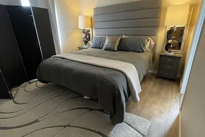 Image de Spacious, Updated Home - Court Location