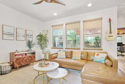 Image de Peaceful Austin Oasis w/ King Bed & private yard l Centrally Located