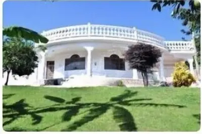 Image de This stunningly beautiful property is located at Makindye Kizungu