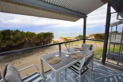 Image de Absolute Beach Front upstairs 2 bedroom unit Sandy Feet 2