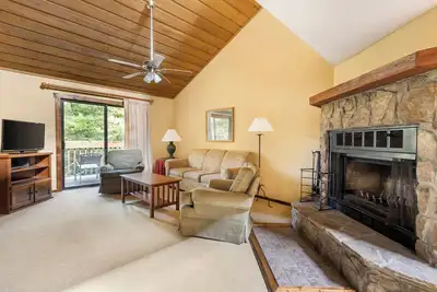 Image de Affordability Meets Comfort! Pool, Free Parking, Minutes to Sapphire Lake