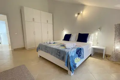 Brand new 2 bedroom apt - new, cozy, comfortable and bright, 5 min to the beach