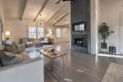 Image de ‘Creekside Chalet’ with Deck < 7 Miles to Ski!