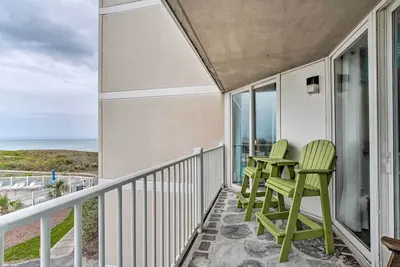 Image de Colorful Beachfront Condo w/ Resort Amenities