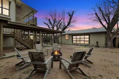 Image de Huge Luxury Home | Hot Tub and Sauna | 2 mi to Dwntn