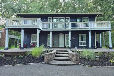 Image de Cozy property, a short walk to a lake front beach.