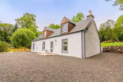 Image de Dalnaglar Cottage - sleeps 6, with 6 person hot tub and large decking area.