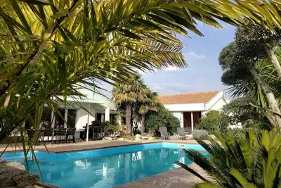 Image de Villa Seychelles, piscine, jardin tropical, terrasse bois, et proche mer