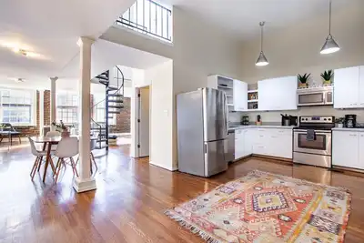 Image de Unique Old City Loft - Minutes from Market Square