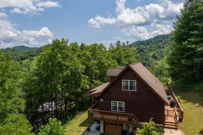 Image de Lazy Bear Inn -  Hot tub- On the outskirts of town with privacy! Perfect location!