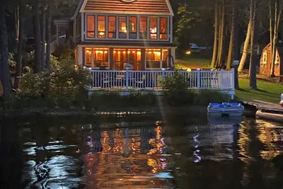 Image de Charming and spacious lakefront home w/hot tub and pool table!