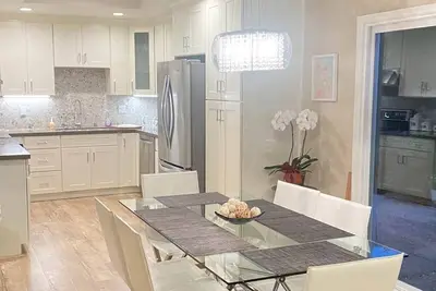 Image de Amazing 3b\/2b, delightful sun-room\/great location!