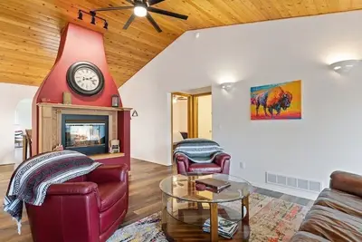 Flathead Lake Retreat-Walk to the lake!