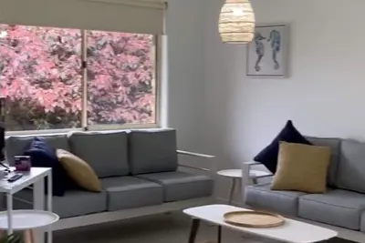 Image de Renovated Coastal Style: 4 bedroom house near beach and park