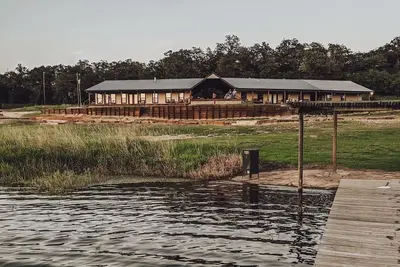 Image de Expansive lodge on 200 acres with private lake!