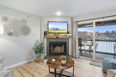 Image de Gorgeous Lakefront condo with Beach, 2 pools, and Amazing views!