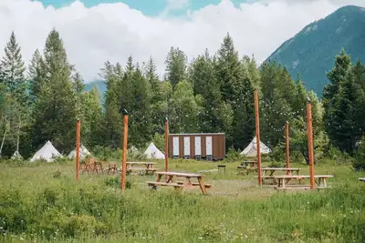 Image de Triple Tent w/ Shared Bathroom - Retreat with us by the Crown of the Continent.