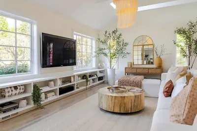 Image de Designer 3br w/ Lush Yard, Gym, and Garden. .