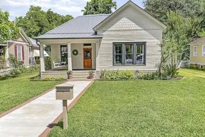 Image de Restored 3br/2ba Home in Smithville's Historic District-10 min. walk to downtown