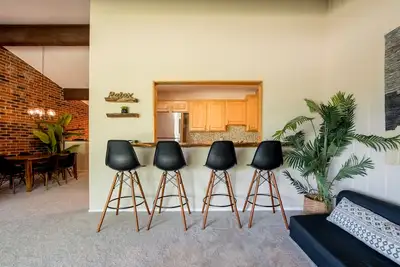 Image de Hidden Gem with Pool View!