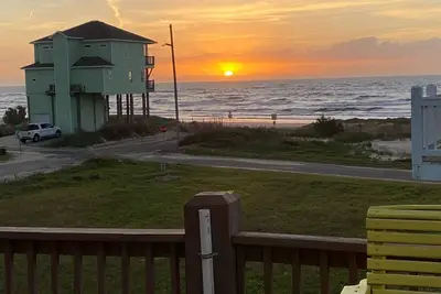 Image de Just steps from the beach! - Can't beat the view. Linens provided