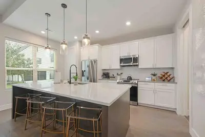 Image de Lux Howdy House: 4 King Suites w/Pool in Heart of Bcs