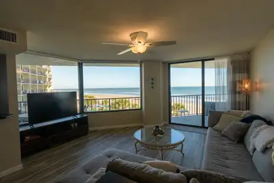 Image de Multiple balconies in spacious oceanfront beach Condo