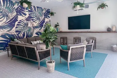 Image de Cabana style vacation home, w/Hot Tub & easy stroll to beach, sleeps 16.