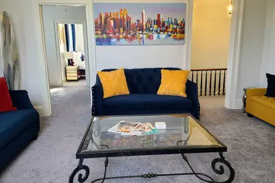 Image de 1876 Historical Manor. Luxury 2br. Treat yourself.
