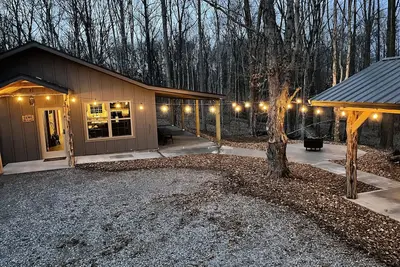 Image de Brand new cabin in the woods with hot tub  1\/2 mile from Starview Winery
