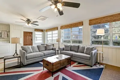 Image de Come enjoy this charming newly renovated 3 bedroom 2 bath home in historic district o Fernandina