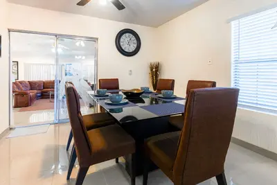 Image de Entire House Near Paisano • Umc/Sierra Providence•