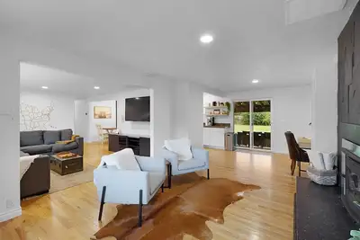 Image de Close to downtown Oregon City, King Bed, Fire Pit, fireplace and a huge backyard