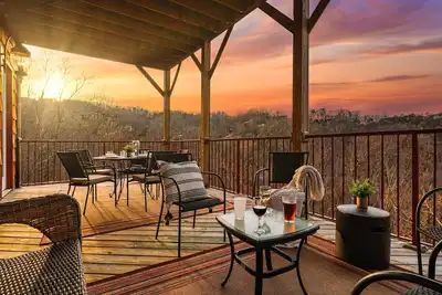 Image de Beautiful Views! w/ Flat Parking, HotTub, PoolTable, 5 minutes to Downtown!