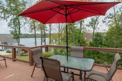 Image de Charming home with lake views