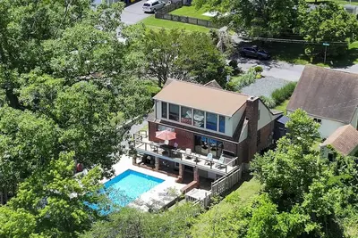 Image de Spacious Waterfront home mins to Annapolis with pool, pier & parking