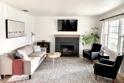Image de Charming-Land Park-3 bdrm home-mins to downtown