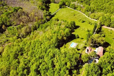 Image de Gites nature pour groupe, 14 pers. , 7 Ch, 4 sdb, avec piscine sur un parc de 8Ha