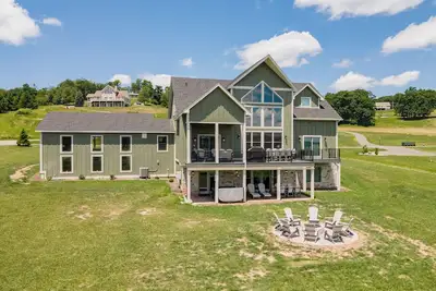 Image de New! The Tippy Canoe: Lake Access, Dogs Welcome, Indoor Pool!