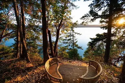Image de Magical Beachfront, Private, Spacious Living w\/ Fireplace, Close to Town and Moran State Park